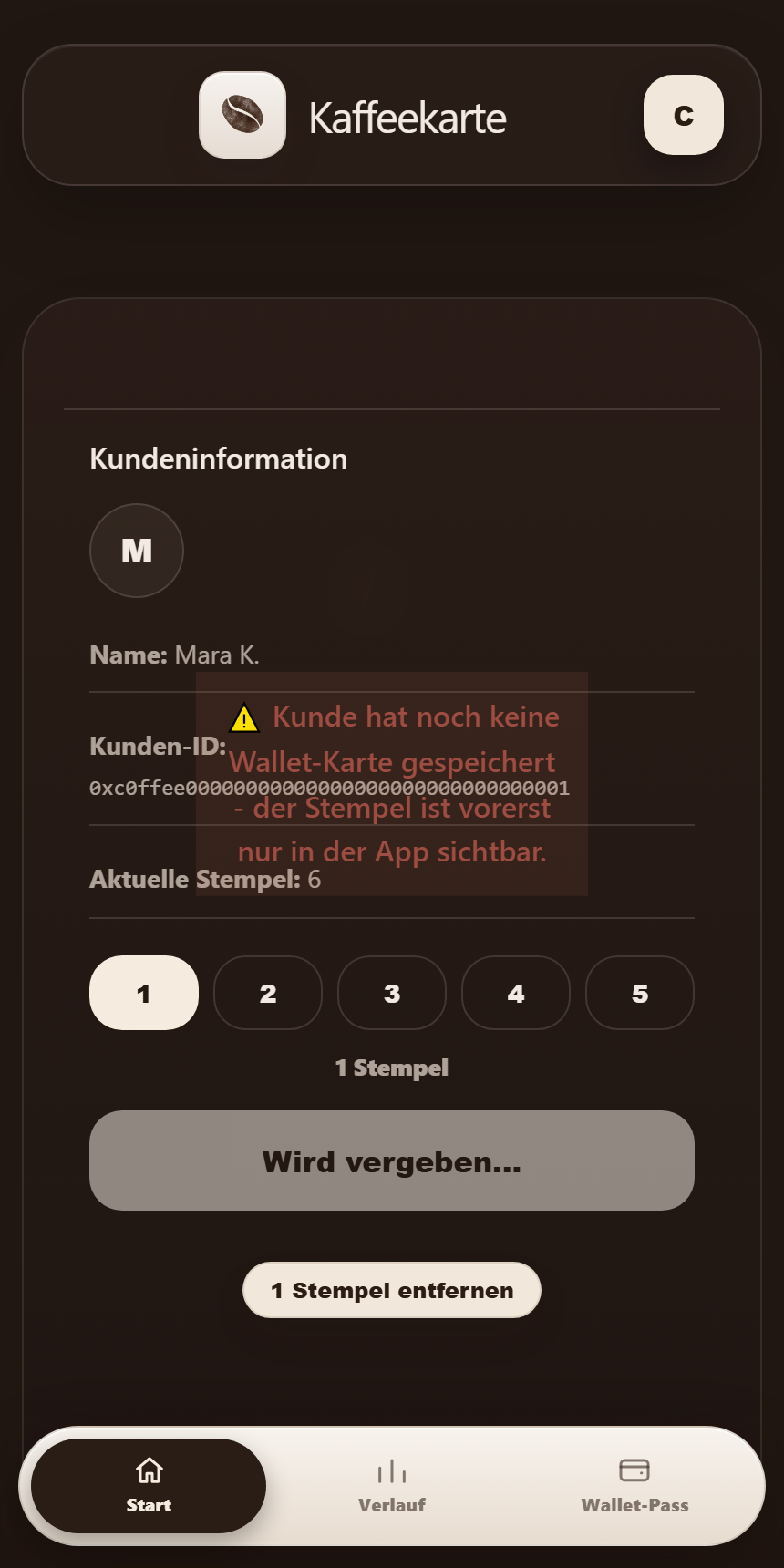 Barista-Scanner mit dem Warnhinweis „Kunde hat noch keine Wallet-Karte gespeichert“ direkt nach dem Stempeln